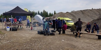 Vielä Urpo puuhassaan, ja jotain keltaista takana...