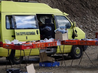 Nämä "pienet suunnistustarvikemyymälät" pyörillä tuovat mukavaa piristystä maakuntien kisoihin ja suunistajien tarviketarpeisiin.