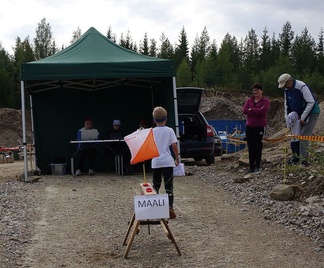 Nyt ollaan jo maalissa, selkäsuoraisena...