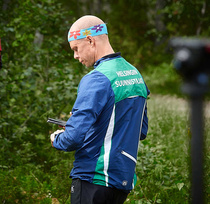 Lakasen Jani valmistautumassa. Kuulemma keskikesän suunnistus menee leppoisasti paljolti perhekuvioiden ja kansallisten parissa kiihdytellen kohti syksyn kisoja.