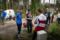 Naapuriseuralaiset Kajaanista ja Sotkamosta. Oikealla kilpailun johtaja Jouko Reponen