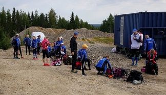 Sinistä väriä maalikatoksen liepeillä