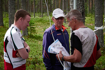 Väisäsen Eero "spekuloimassa" Veikko Revon (Kuohu) ja kilpailun valvoja Joni Korhosen (Sotkamon Jymy) kanssa.