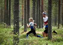 Miesten pääsarjan voittaja Aleksi Anttolainen saa mitä parhainta kiriapua loppuviitoituksella ;)